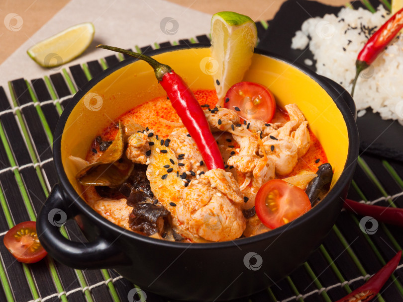 Скачать том ям с курицей, украшенный лаймом и острым перцем фотосток Ozero