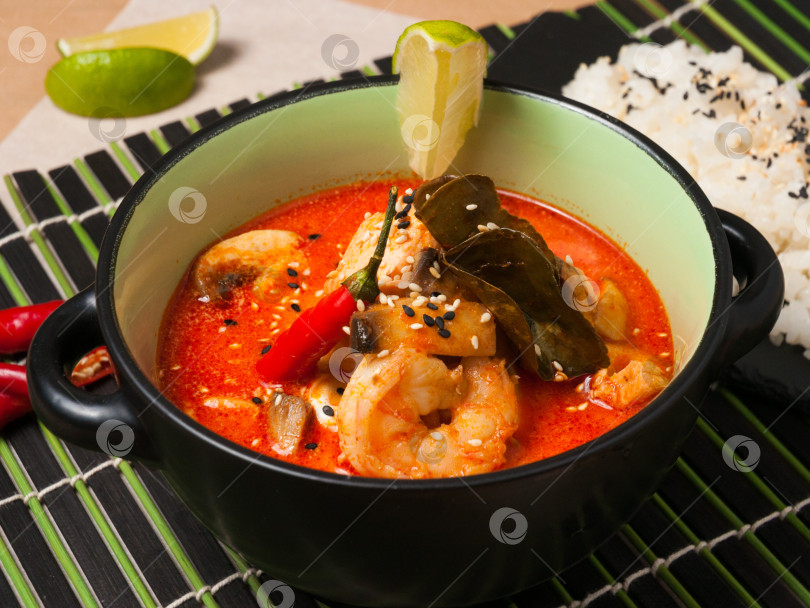 Скачать том ям с морепродуктами, украшенный лаймом и острым перцем фотосток Ozero