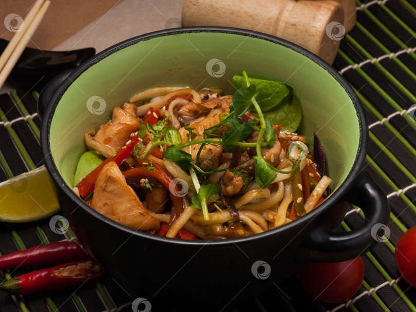 Скачать удон с курицей и овощами. традиционное японское блюдо фотосток Ozero