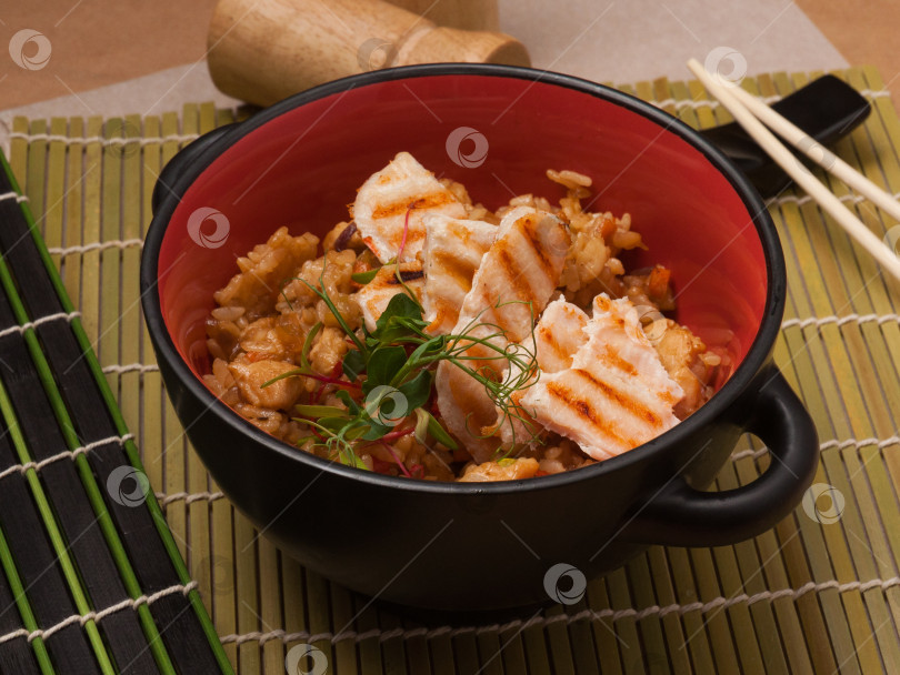 Скачать тарелка чесночного риса с курицей. японская кухня фотосток Ozero