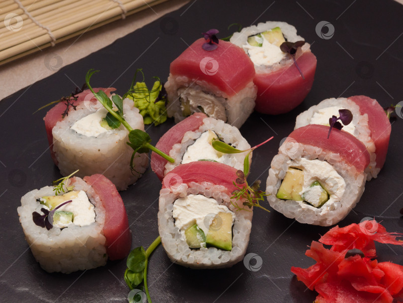 Скачать суши-роллы с тунцом, огурцом, авокадо и сливочным сыром фотосток Ozero