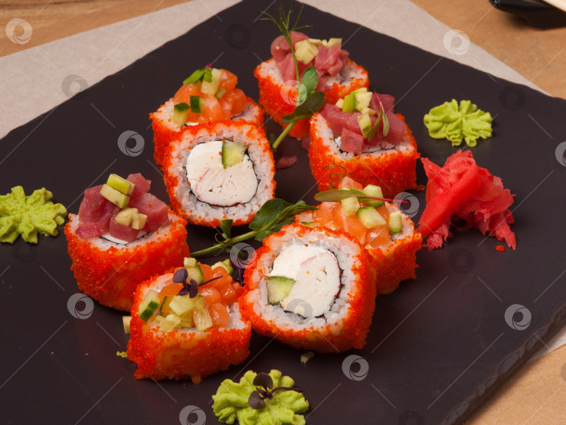 Скачать суши-роллы с крабом, лососем, тунцом в икре тобико фотосток Ozero
