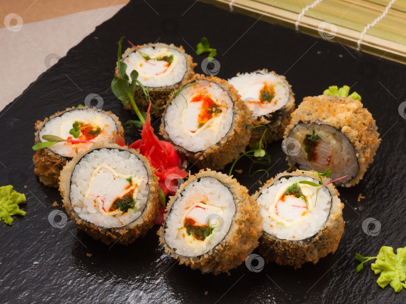 Скачать роллы темпура с сыром, крабовой палочкой и икрой тобико фотосток Ozero