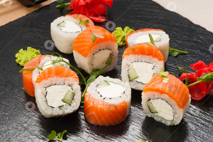 Скачать суши-роллы с лососем, огурцом и сливочным сыром. крупный план фотосток Ozero