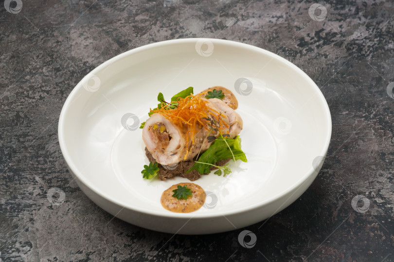 Скачать куриный рулет, фаршированный овощами по-ресторанному фотосток Ozero