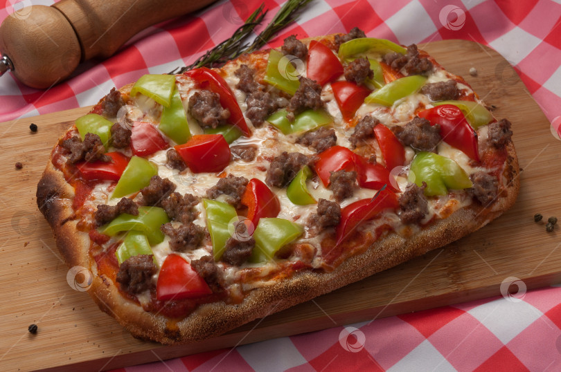 Скачать пицца с мясным фаршем и болгарским перцем фотосток Ozero