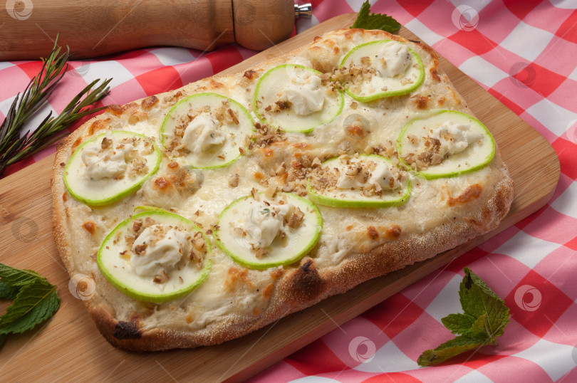 Скачать итальянская пицца с цуккини, сыром и грецкими орехами фотосток Ozero