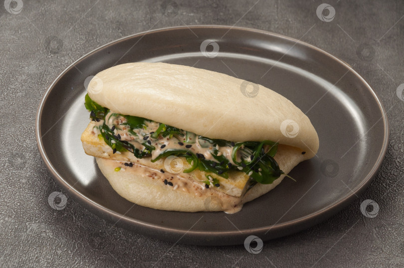 Скачать вегетарианская булочка бао с сыром тофу и чукой фотосток Ozero