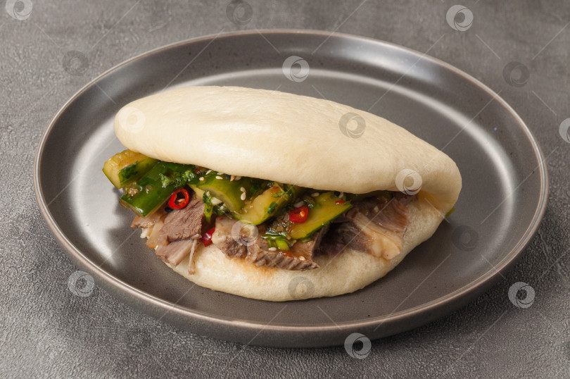 Скачать булочка бао с говядиной и ломаными огурцами фотосток Ozero