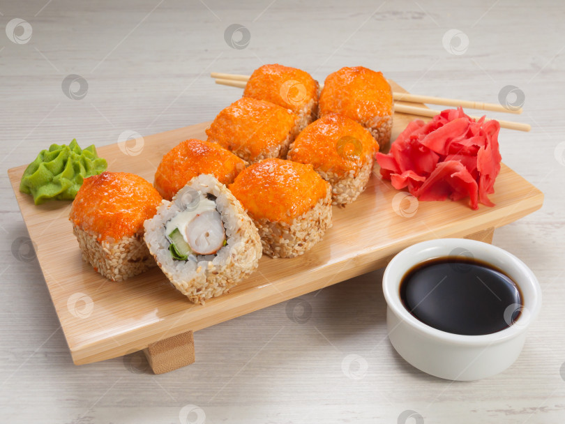 Скачать запеченные суши-роллы с креветками, сливочным сыром и огурцом фотосток Ozero