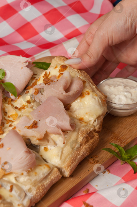Скачать вкусная пицца на сливочной основе с ветчиной и грибами фотосток Ozero