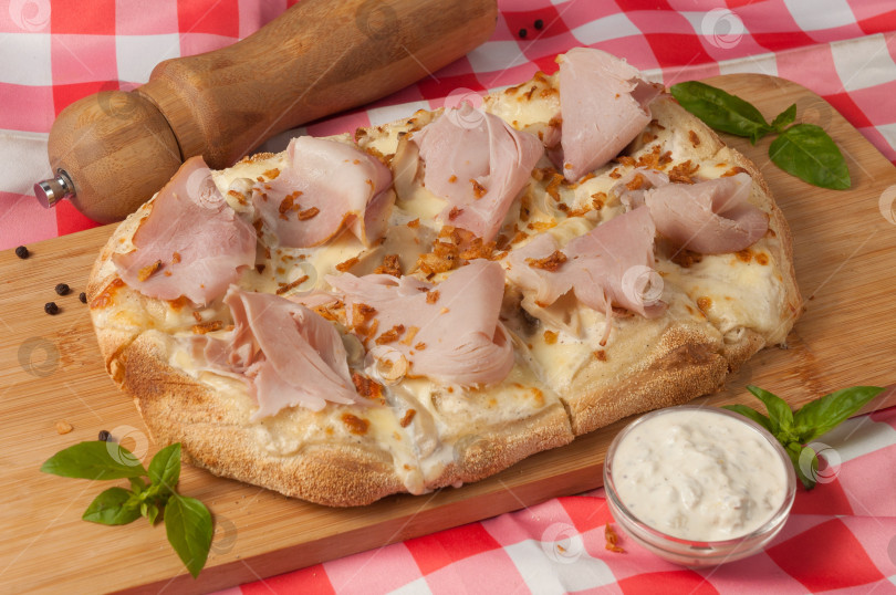 Скачать вкусная пицца на сливочной основе с ветчиной и грибами фотосток Ozero
