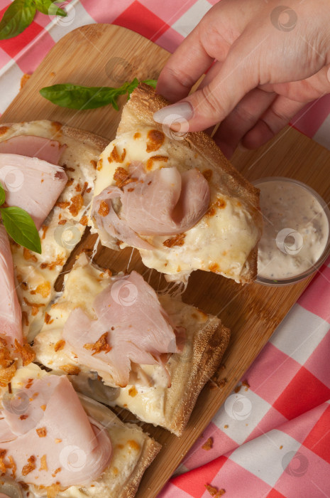 Скачать вкусная пицца на сливочной основе с ветчиной и грибами фотосток Ozero