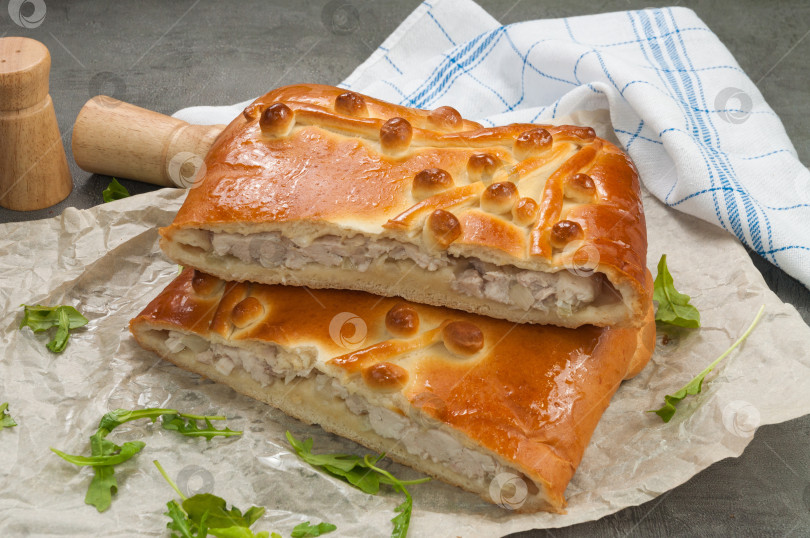 Скачать домашний пирог с курицей и луком, украшенный рукколой фотосток Ozero