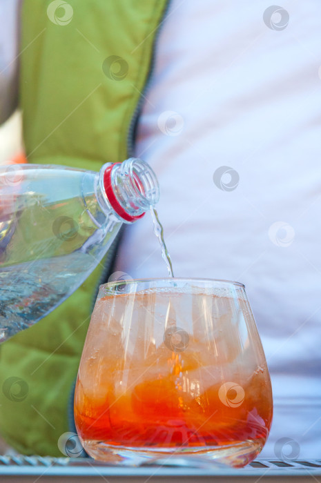 Скачать популярный коктейль aperol spritz на выездном мероприятии фотосток Ozero