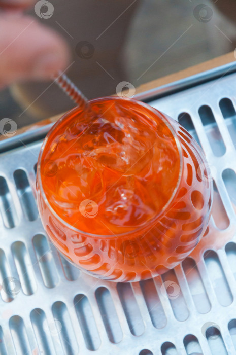 Скачать популярный коктейль aperol spritz на выездном мероприятии фотосток Ozero