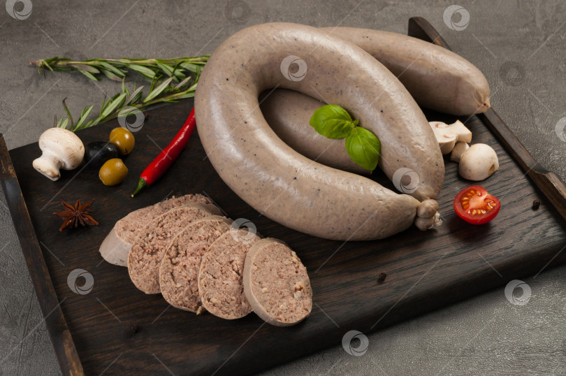 Скачать вареная колбаса из субпродуктов на фоне темного дерева фотосток Ozero