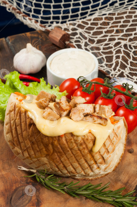 Скачать шаурма с большим количеством сыра и жареной курицей с помидорами и сырным соусом фотосток Ozero