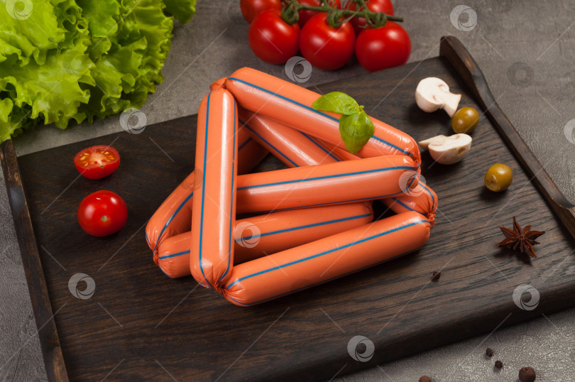 Скачать классические мясные сосиски на фоне темного дерева фотосток Ozero