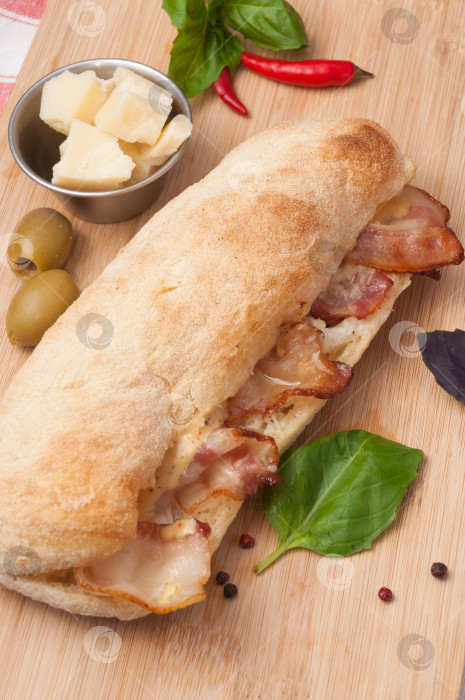 Скачать панини с беконом, сливочным сыром и моцареллой фотосток Ozero