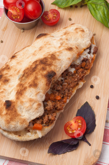 Скачать вкуснейшая итальянская закуска панини болоньезе с моцареллой фотосток Ozero
