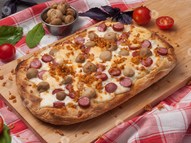 Скачать итальянская пицца с сосисками, грибами и моцареллой фотосток Ozero
