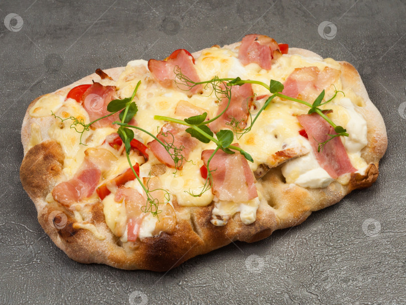 Скачать итальянская пицца с беконом и курицей на сером фоне фотосток Ozero