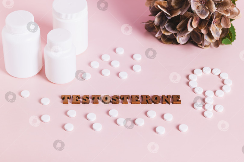Скачать Тестостерон, лекарства, флаконы для женской терапии на розовом фоне фотосток Ozero