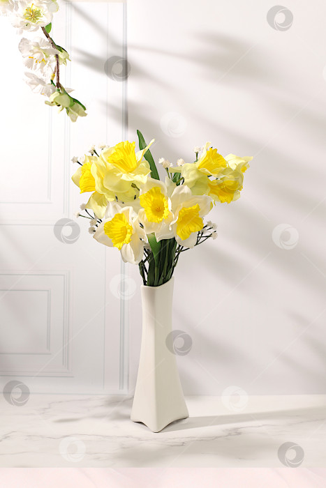 Скачать Абстрактная весенняя цветочная композиция, натюрморт с красивыми цветущими нарциссами и баннер с пространством для текста. Открытка ко Дню матери, Международному женскому дню, дням рождения, свадьбам, подаркам для любимых и шаблон для оформления. фотосток Ozero