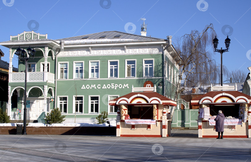 Скачать Городская площадь с музеем и ларьками в Вологде. фотосток Ozero