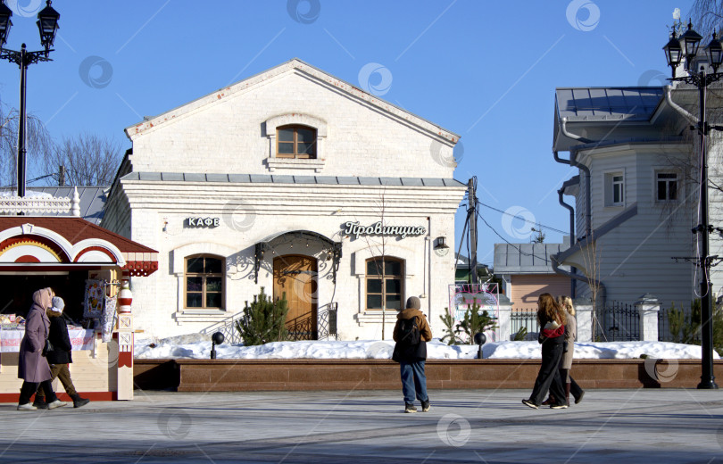 Скачать Люди на Кремлевской площади в Вологде. фотосток Ozero