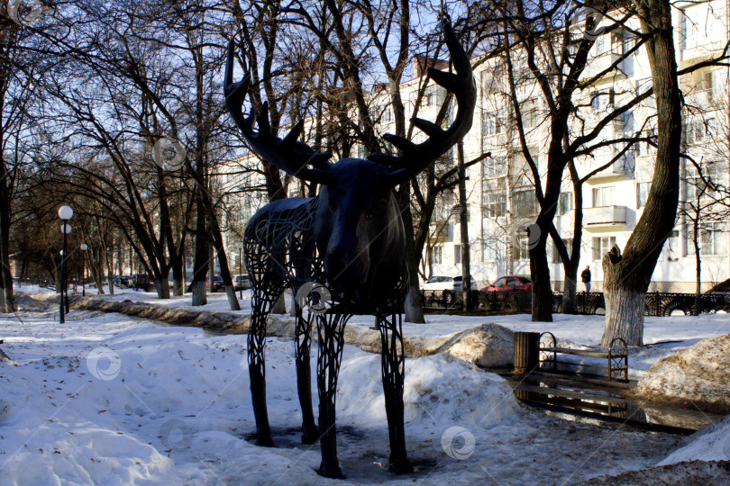 Скачать Скульптура лося в городском парке фотосток Ozero