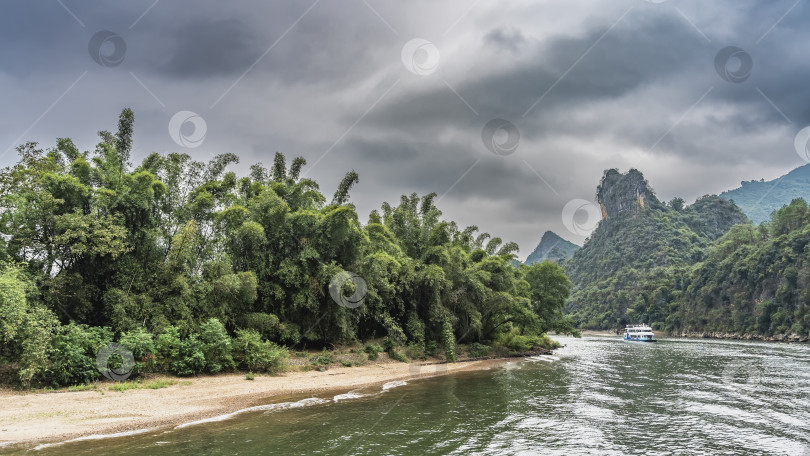 Скачать Туристический теплоход плывет по живописной реке. Русло реки изгибается. фотосток Ozero