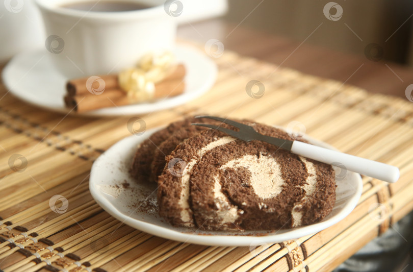 Скачать Шоколадный рулет с чашкой кофе и корицей фотосток Ozero