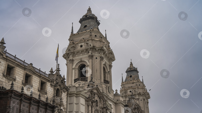 Скачать Колокольни католической церкви на фоне облачного неба. фотосток Ozero