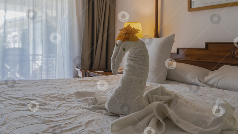 Скачать Из полотенец скручена фигурка лебедя фотосток Ozero