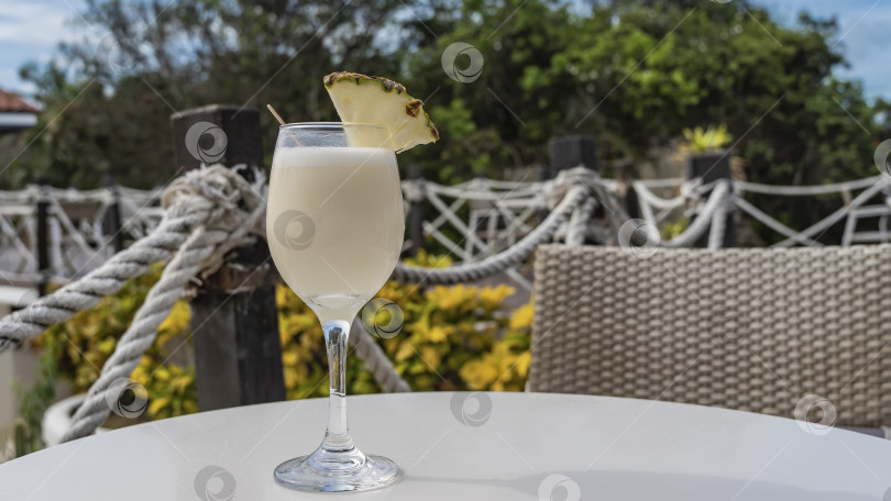 Скачать Коктейль в бокале на высокой ножке. фотосток Ozero
