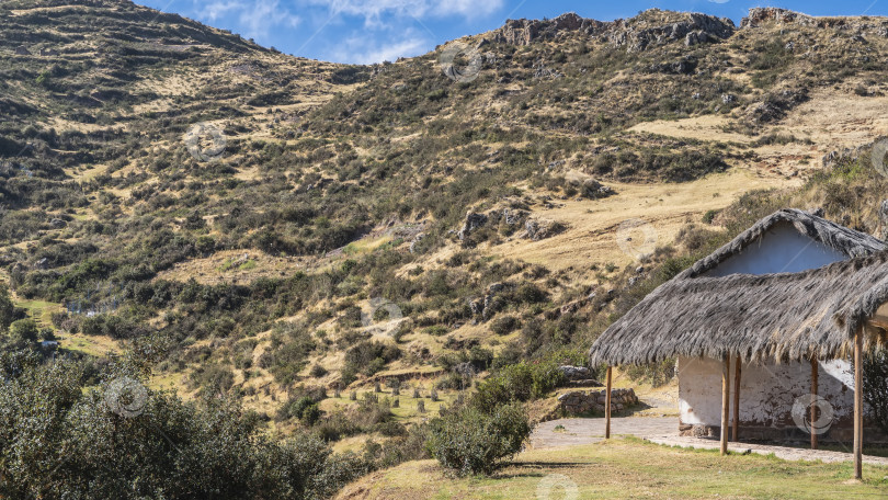 Скачать На склоне горы скудная зеленая растительность и валуны. фотосток Ozero