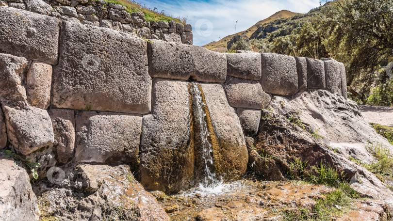 Скачать Руины древнего храма инков Тамбомачай. Стена из многоугольной каменной кладки из тесаного камня. фотосток Ozero