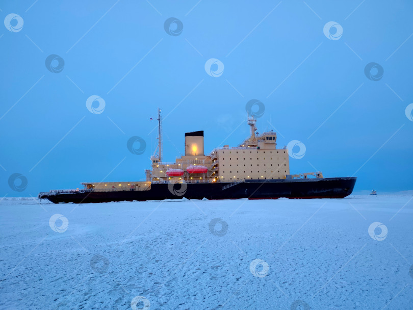Скачать Ледокол на рейде в бухте г Певек. Зимняя проводка судов в период навигации. Ледоколы в условиях арктики используются круглый год для проводки судов через участки замершего моря фотосток Ozero