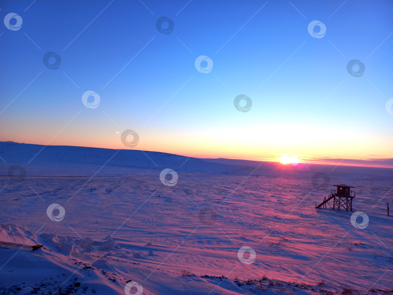 Скачать Поздний восход солнца. Полярная ночь подходит к концу, Арктика. Заснеженная промороженная пустыня. фотосток Ozero