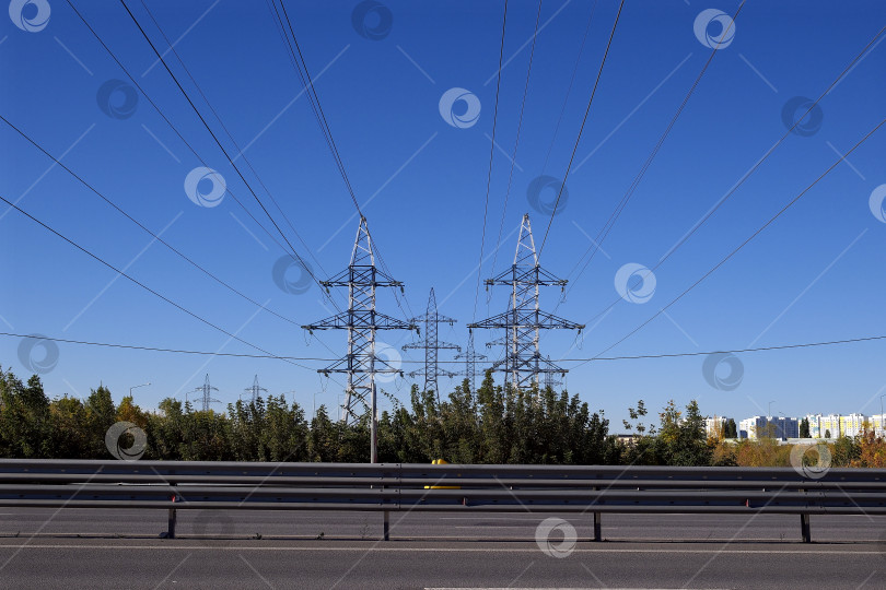 Скачать Высоковольтные линии электропередачи, проходящие над автомагистралью. фотосток Ozero