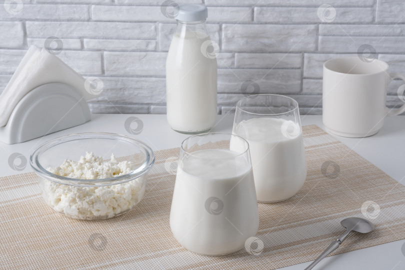 Скачать Кефир, пахта или йогурт, творог. Йогурт в стакане на белом деревянном фоне. Холодный кисломолочный напиток с пробиотиками. Здоровье кишечника, кисломолочные продукты, концепция здоровой кишечной флоры фотосток Ozero