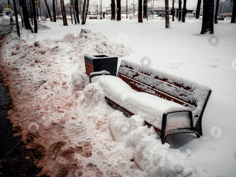 Скачать Снег тает после сильного снегопада фотосток Ozero