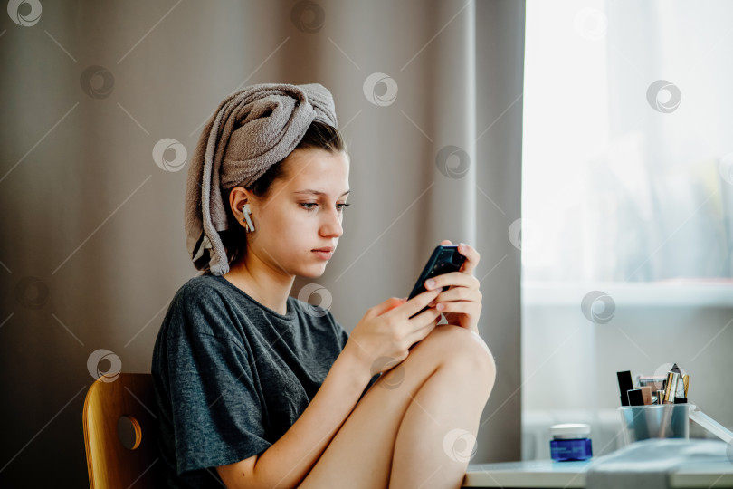 Скачать Девочка-подросток читает сообщение на телефоне дома крупным планом фотосток Ozero