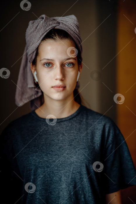 Скачать Девушка-подросток после душа смотрит на домашний портрет в камеру фотосток Ozero