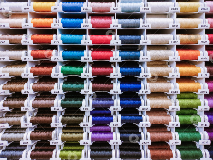 Скачать Разноцветные катушки с нитками крупным планом, принадлежности для шитья фотосток Ozero