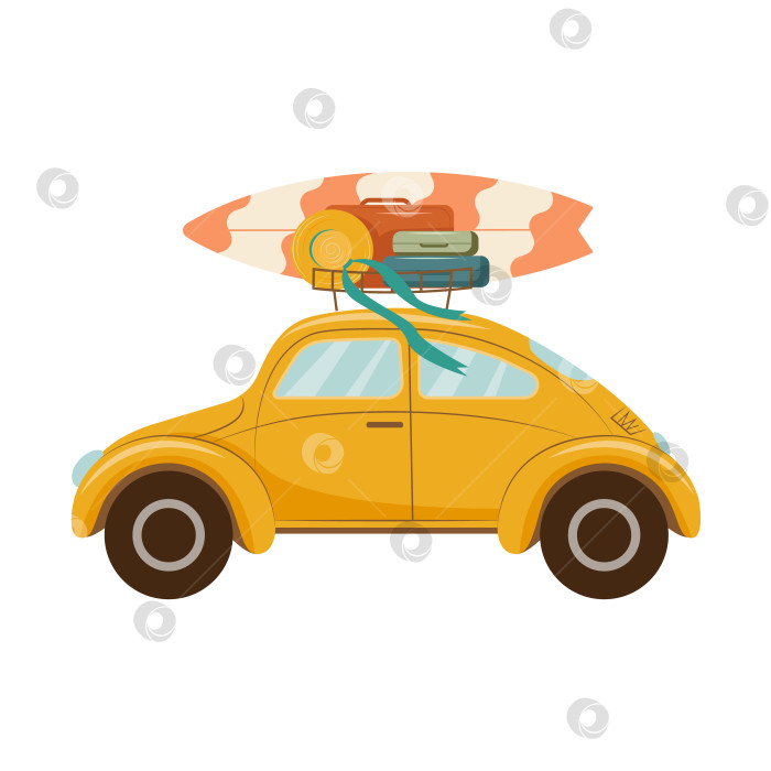 Скачать Желтый ретро-автомобиль с багажником на крыше, нагруженным доской для серфинга и чемоданами фотосток Ozero