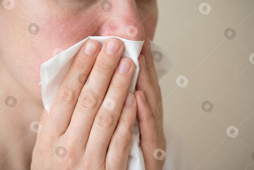 Скачать Человек, чихающий с помощью салфетки, вызывает аллергию или простуду с насморком. Создан искусственный интеллект. фотосток Ozero