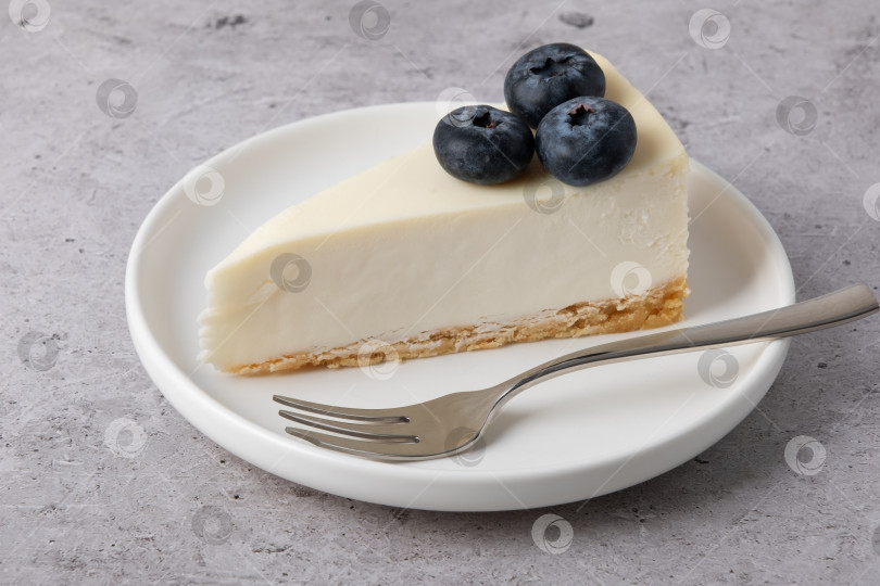 Скачать Классический нью-йоркский чизкейк на элегантной белой тарелке фотосток Ozero